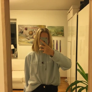 Tommy hoodie - blå - Ska sälja denna hoodie då jag tycker att den är lite för stor. Storlek M. Nästan aldrig använd. Meddela mig ifall det finns frågor. Kostade 850kr nyköpt