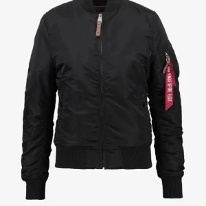 Alpha industies jacka - Knappt använd så väldigt bra skick! Köptes för ca 1/5 år sen! Nypris är 1500 säljer för 300. Skriv för egna bilder