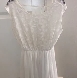 STUDENTKLÄNNING - Fin avslutning/studentklänning med öppen rygg! Står storlek ”14, London” men passar mig som har M. 