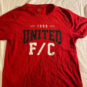 stadium t-shirts  - två t-shirts från stadium. tröjorna är använda mycket men fortfarande i väldigt bra skick. båda är storlek S. köp båda för 100 eller en för 60. köparen står för frakt. 