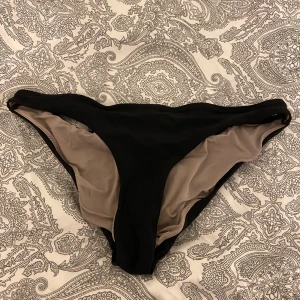 Fina bikinitrosor! ☺️ - Från det fina märket ”Wera Sthlm” använda få gånger - dem är lågmidjade och tvättas i maskin innan köp!!🤩