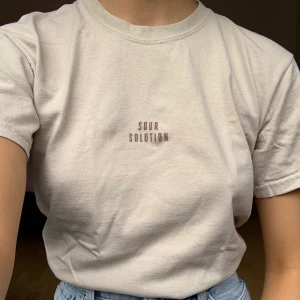 T-shirt - Beige t-shirt från Sour Solution. Fläck i nacken, annars fint skick! +44kr frakt
