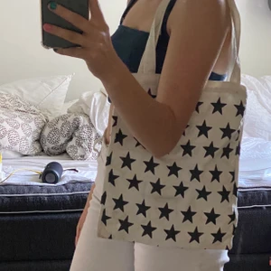 Converse väska - Jättefin tygväska av märket converse, väldigt retro och i fint skick då jag nästan aldrig använt den! 🥰 kan möta upp i Göteborg eller posta men då står köparen för frakten💘