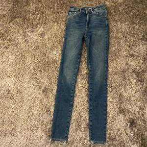 Blåa skinny jenas storlek XS - Säljer dessa blåa skinny jenas från Lager 157. De är lite högmidjade men ändå inte lågmidjade. Använd nån gång bara så de är i ett bra skick. KÖPAREN STÅR FÖR FRAKTEN.