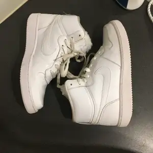 Säljer dessa vita Nike skor i storlek 39. Köptes för 2 år sen men endast använda en gång så dom är i nyskick. Fodrade så dom funkar att ha som vinterskor. Skriv vid intresse. Köptes för 1000 kr.