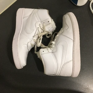 Nike skor - Säljer dessa vita Nike skor i storlek 39. Köptes för 2 år sen men endast använda en gång så dom är i nyskick. Fodrade så dom funkar att ha som vinterskor. Skriv vid intresse. Köptes för 1000 kr.
