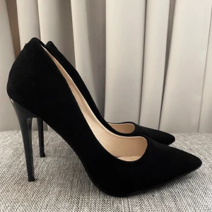 Klackskor - Svarta klackar 🖤🖤🖤 Oanvända, klackhöjd 10.5 cm