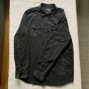 Svart skjorta - Svart skjorta från Zara (man), men har använts som jacka några gånger.  
