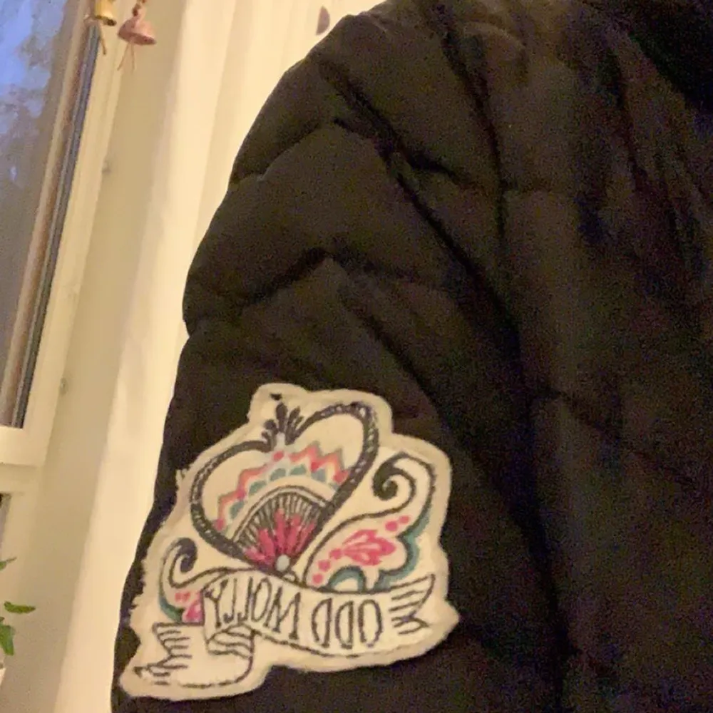 Jätte skön odd Molly dunjacka i modellen 851 downfall jacket. Super bra skick. Fickor med dragkedja på sidorna och innerficka få vänster sida. Håller värme i vinter och nypris är 1995kr och säljs 800kr inklusive frakt💘💘💘. Takit.