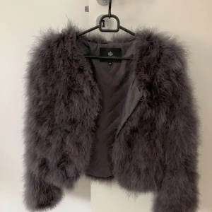 Pälsjacka - Pälsjacka från Chelsea i storlek 34. Mycket bra skick. Säljs för att den inte längre kommer till användning. Hör gärna av dig vid frågor 💕🛍