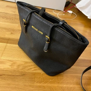 Väska (ej äkta) - Väskan är inte äkta