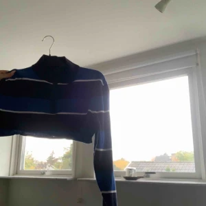  - Croppad sweatshirt köpt här på plick som aldrig är använd