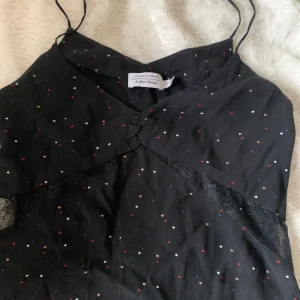 & Other Stories linne - Snyggt linne med en as fin spets i stolek 36 som är storlek S!💕💕 