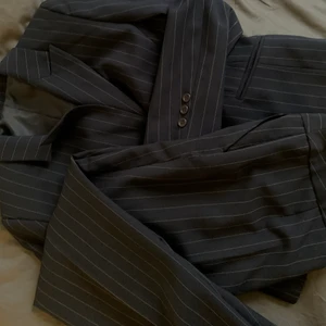 En kostym (set)  - En kostym (set) med god kvalitet, säljs tillsammans.  Storlek - byxan: 42 kavaj: 38