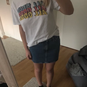 Jeanskjol  - Fett snygg blå jeanskjol från weekday!!💙💟 Använt fåtal gånger så är i bra skick💘💞