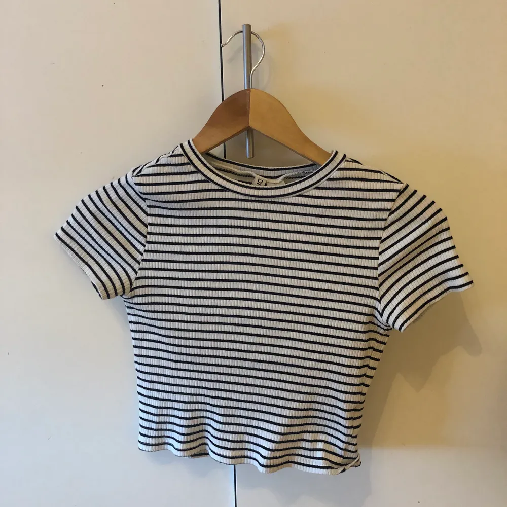 Randig t-shirt croptop i storlek S. Bra skick, ifrån H&M. Frakt tillkommer 🥰. Toppar.