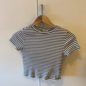 Randig t-shirt croptop i storlek S. Bra skick, ifrån H&M. Frakt tillkommer 🥰