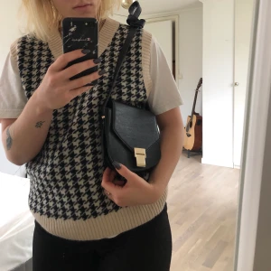 Svart väska! - Snygg lite axelremsväska med guldiga detaljer som är i fint skick men tyvärr inte kommer till användning!✨ Frakt tillkommer!