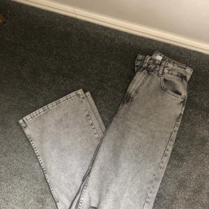 Gråa 90’s jeans från bershka  - Superfina gråa jeans från bershka i modellen 90’s. Använda 1gång så nyskick. Säljer pågrund av att de är lite stora. Jag är 164cm lång. Nypris 400kr. Frakt tillkommer 