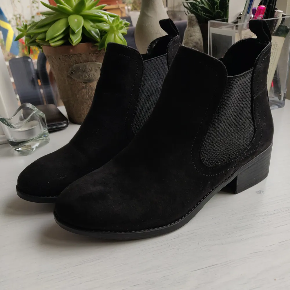 Never worn ankle boots size 36. They are not my size.. Skor.