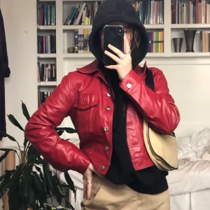 Röd skinnjacka Pera Pelle - Röd skinnjacka. Den är lite kortare i längden och sitter snyggt. Passar xs/s bra! Kommer ifrån Pera Pelle. Använd en del men är i bra skick! Köpare står för frakt ✨ 