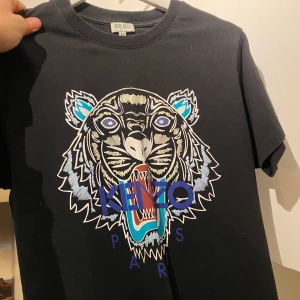 Kenzo T-shirt - Säljer min Kenzo tröja. Köpt för 2 år sedan, använd fåtal gånger. Condition 9/10. Strlk XS men passade för mig som har S