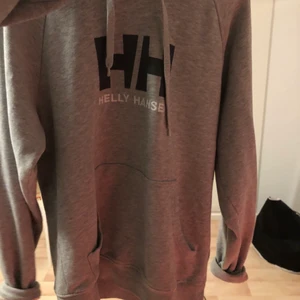 Helly Hansen hoddie - Lite sytt mellan snörena men inget som man tänker på