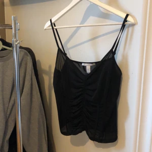 Topp - Super snygg top! Lite mesh aktig i materialet. Stl L men även snygg på nån i mindre storlek!💗 