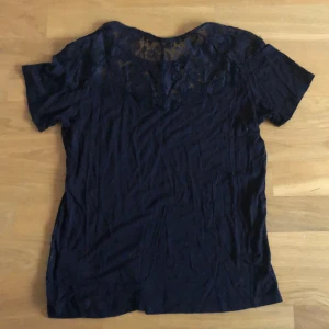 t-shirt med spets - svart t-shirt med spets på överdelen