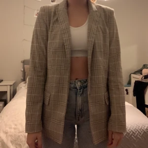 Rutig kavaj - Så fin kavaj köpt på hm förra hösten. Säljer nu för att den inte kommer till användning längre. Storlek 34 men skulle säga att den även funkar för 36 som jag själv oftast är. Köparen står för frakten men kan mötas upp i Helsingborg