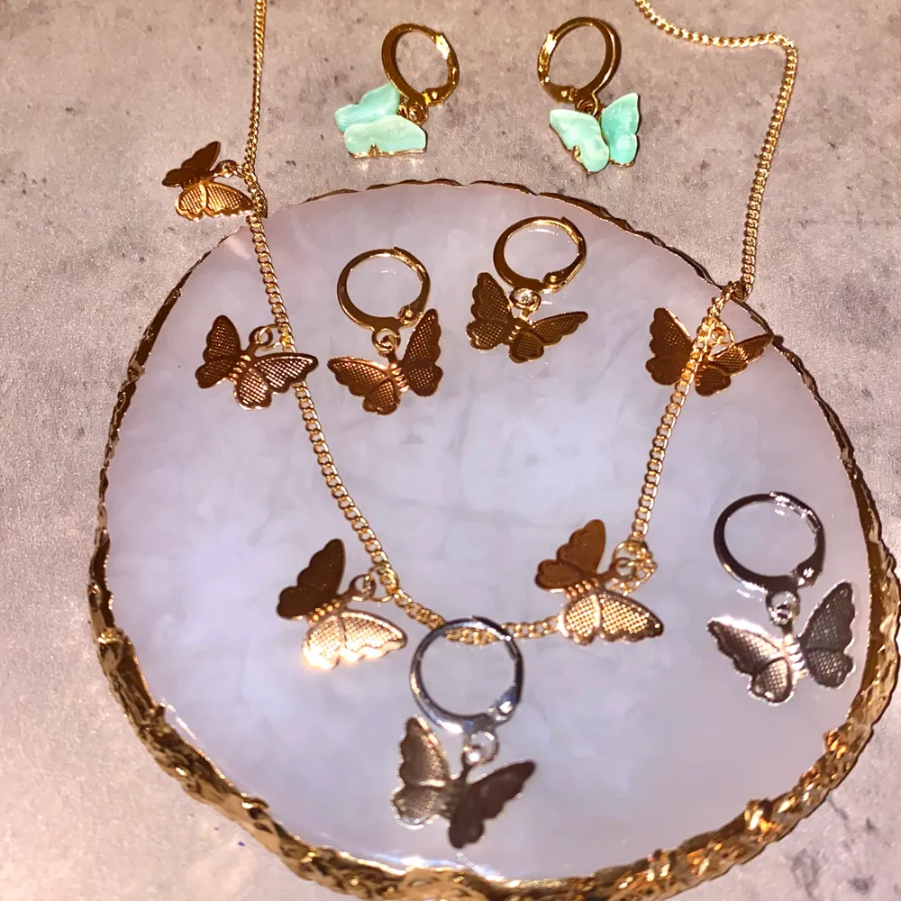 Snygga fjäril örhängen och halsband 🦋💕 helt nya!                     halsband på guld är slutsålt ❌ |❌  örhängen guld slutsålt ❌  /silver1kvar /ljusgrön 1kvar. Accessoarer.