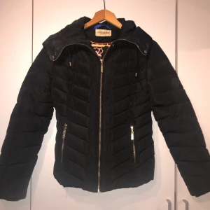 Roco Baroco jacka  - Dags för väldigt fin och prisvärd vinterjacka? Superfin märkes jacka från Roco Baroco i storlek 38. Väldigt fint skick. Köpte den för 1200kr. Säljer för 200kr 