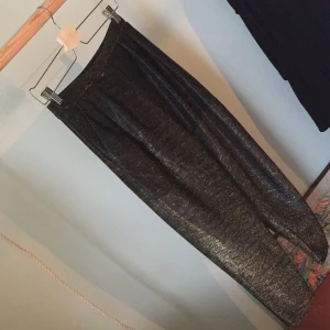  - Sjukt balla guldgrön-glittriga byxor från HM trend. Byxorna är höga i midjan och har svarta korta innerbyxor. 

Frakt 25kr.