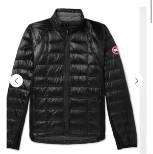 CANADA GOOSE JACKA - Säljer den här canada goose jackan, äkta, den är jätte fin men har ett litet hål på underarmen.    Storlek: L. Nypris:5000