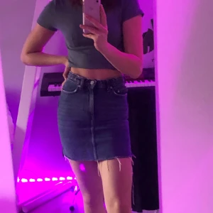 Jeanskjol - Jeanskjol från hm. Säljer pga använder inte längre. Kan endast betalas med swish och köparen står för frakten.