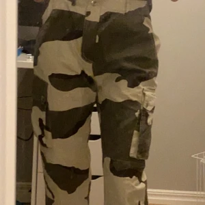 Camo byxor S 400 kr - Missguided pants camo 300 kr storlek S (säljer för att ja it använder dem) (inte min stil)