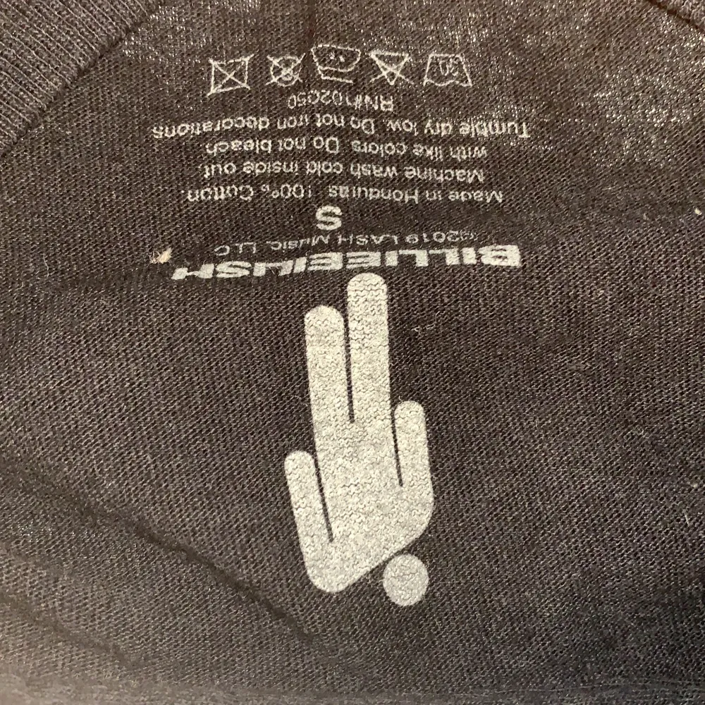 Supercoola billie-tröja med glittrig text. Köpt när billie eilish hade konsert i Sverige 2018. Endast använd under konserten. Buda från 100kr. T-shirts.