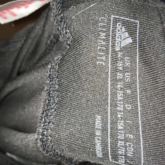 Ett par fina adidas byxor i svart, bra till träning slulle säga s/m men beror på hur du vill att dom ska sitta. Kom privat för frågor eller fler bilder, priset kan diskuteras, (köparen står för frakten)💕. Jeans & Byxor.