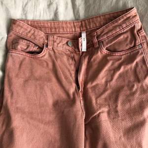 Weekdays snygga jeans i modellen rowe i asnajs rosa färg. Sitter som en smäck längst benen.