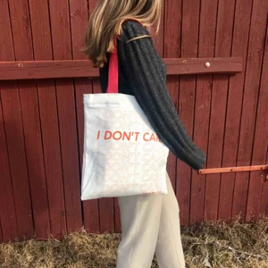  - Tygkassarna finns i 8 olika tryck. Gratis frakt i hela landet. 1 för 149kr. 2 för 249kr. 3 för 299kr. Har dragkedja och ett innerfack med dragkedja. Skicka ett meddelande för att köpa. Betalning sker via swish. @tygkassen på instagram❤️🧡💛💚💙💜