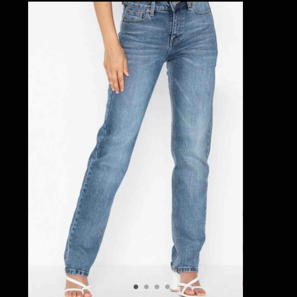 Helt nyinköpta jeans ifrån Dr denim. Raka i modellen och super sköna. I princip helt slutsålda. Köpa för 599kr. Startpriset är 300.. Jeans & Byxor.