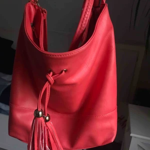  - Fin väska. Färgen är inte lika stark som det ser ut på bilden men har dock några rivmärken från katt som jag kan skicka närmare bild på. 