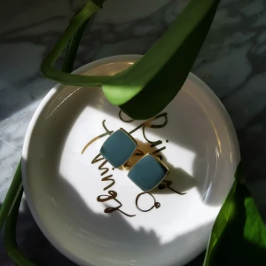 Gråblåa örhängen 🌺 - Snygga blågråa örhängen med guldiga kanter 💫 Det tillkommer extra fraktkostnad på 11 KR om de ska fraktas 📩