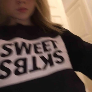  - Sweet sktbs tjocktröja bra skick