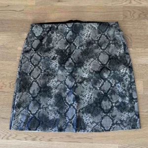  - Aldrig använd snake print kjol