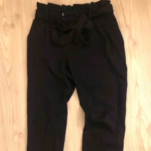  - Mjuka kostym byxor. Kan knytas i midjan med tillkommande snöre