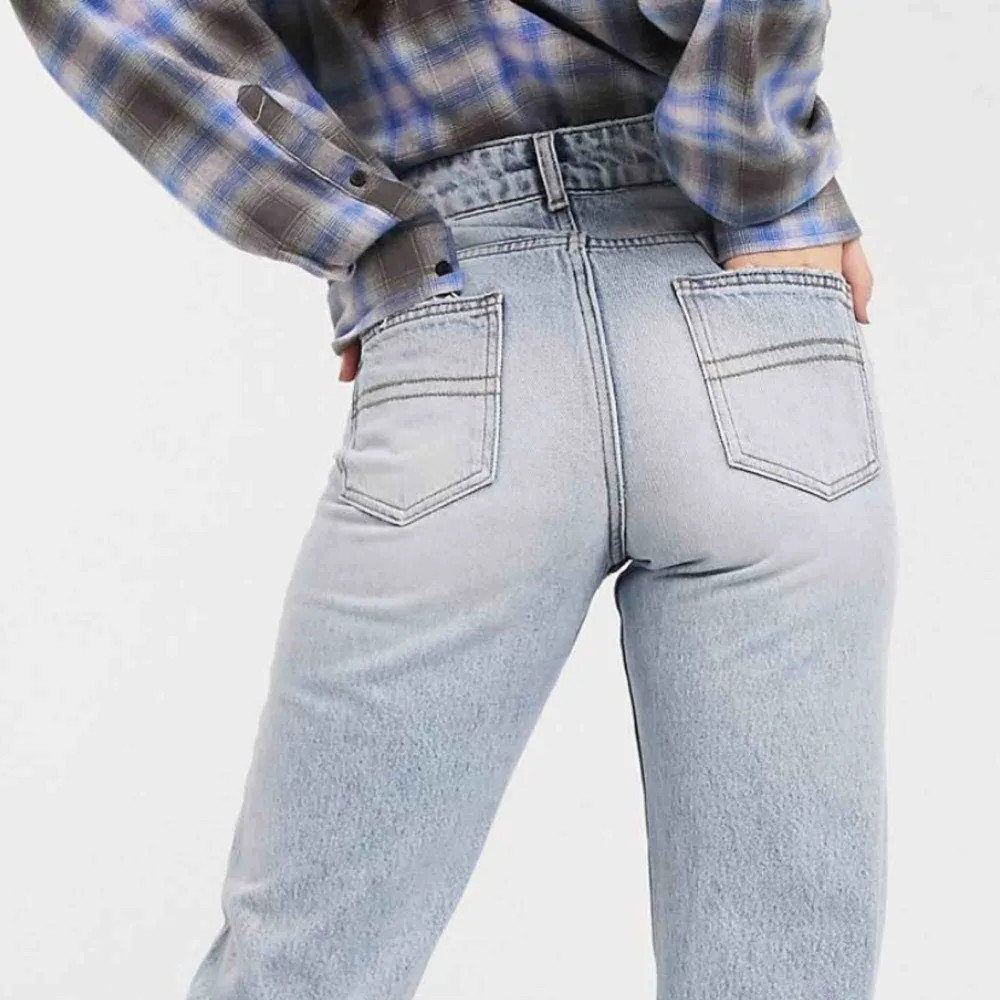 Helt nya byxor från asos. Aldrig använda. Säljes pga fel storlek och försent för att returnera. :)))) köparen står för frakten. . Jeans & Byxor.
