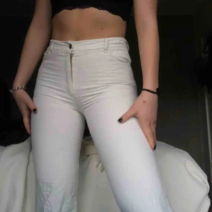  - Beiga/vita linnebyxor. Köpta i en vintagebutik för 30€