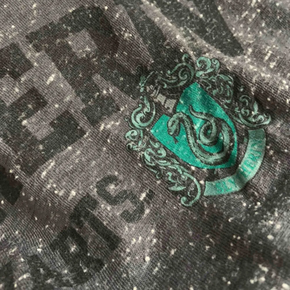 Grå Slytherin T-shirt från Primark, storlek 34/36, köparen står för frakten. T-shirts.