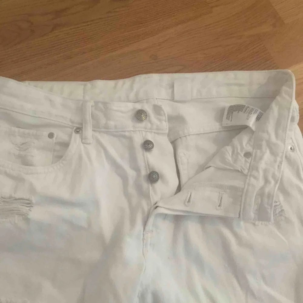 Vita boyfriend jeans med slitningar. Dom stängs med knappar. Skulle säga att dom sitter som en 36/38. Kan mötas upp i Stockholm eller skicka på posten (köparen står för frakten)💕. Jeans & Byxor.
